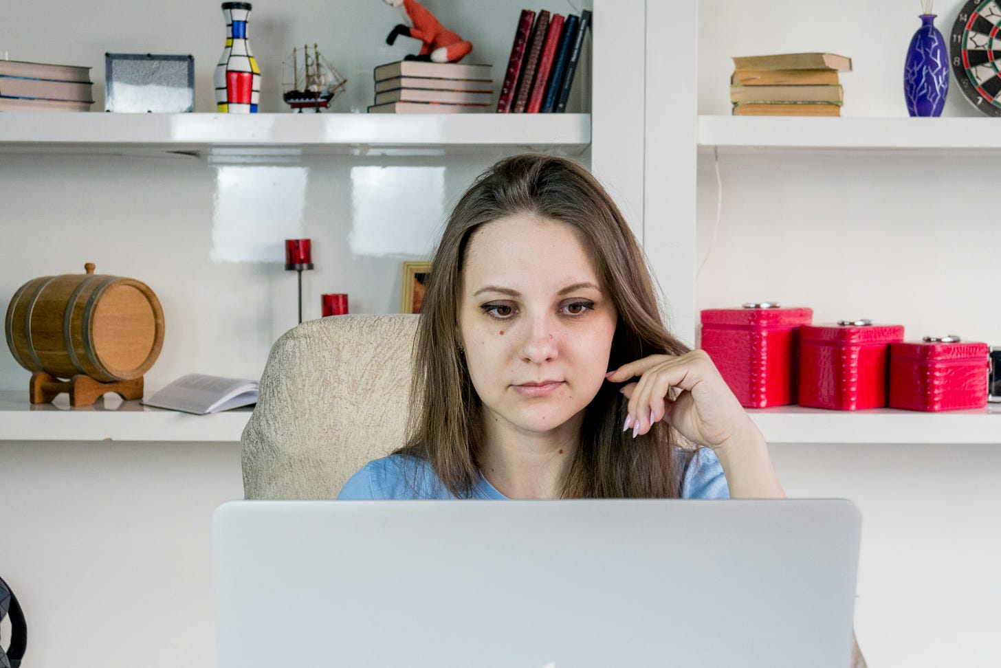 特色图片：a woman sitting in front of a laptop computer