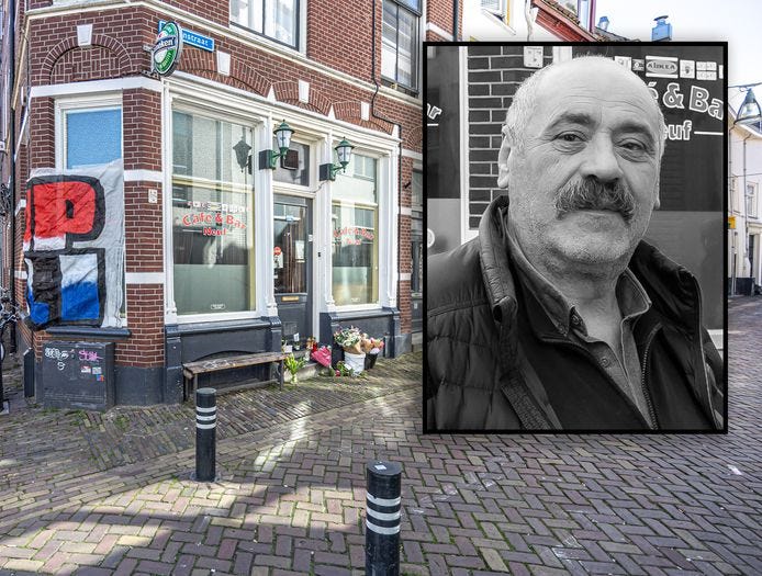 Bloemen en een vlag met ‘RIP ALI’ bij Café Neuf in Zwolle. Inzet: Ali Haydar Duran.