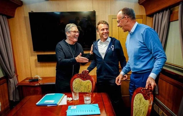 En tenue décontractée, Starmer, Macron et Merz affichent leur entente dans le train qui les mène à Kiev.