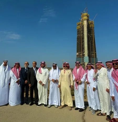 Une assemblée de dignitaires saoudiens face à la tour de Djeddah en construction