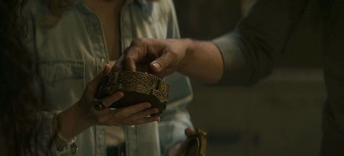 John Winchester touching amulet that burns his hand 1.09.