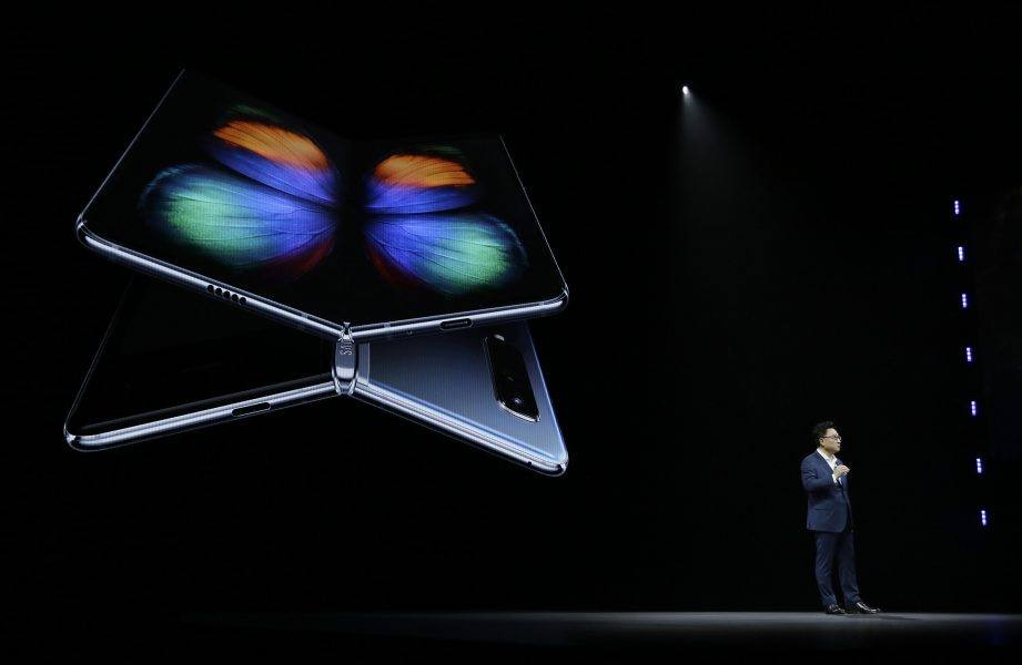 samsung president showing off galaxy fold s20 model