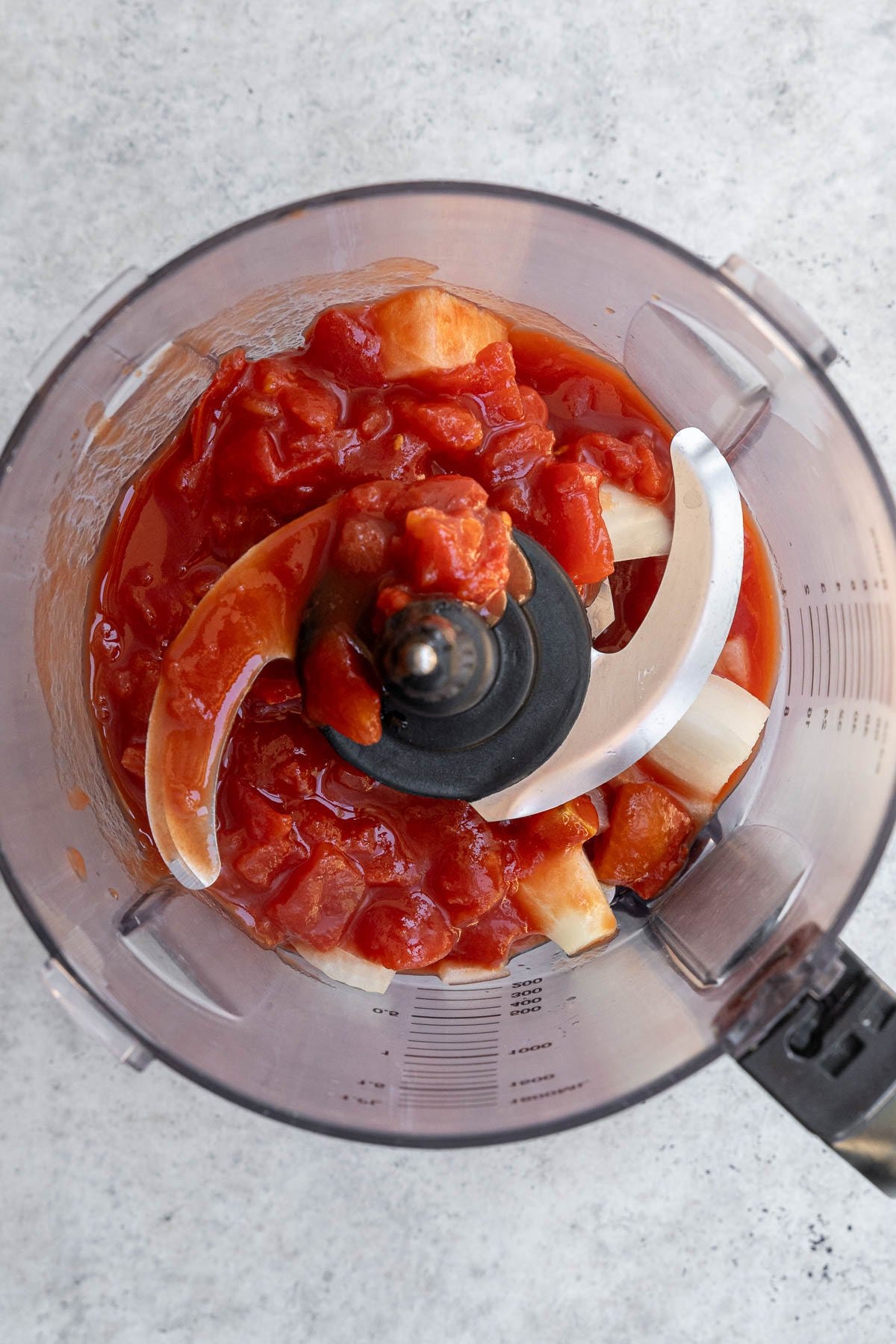 Blending tomatoes and onion