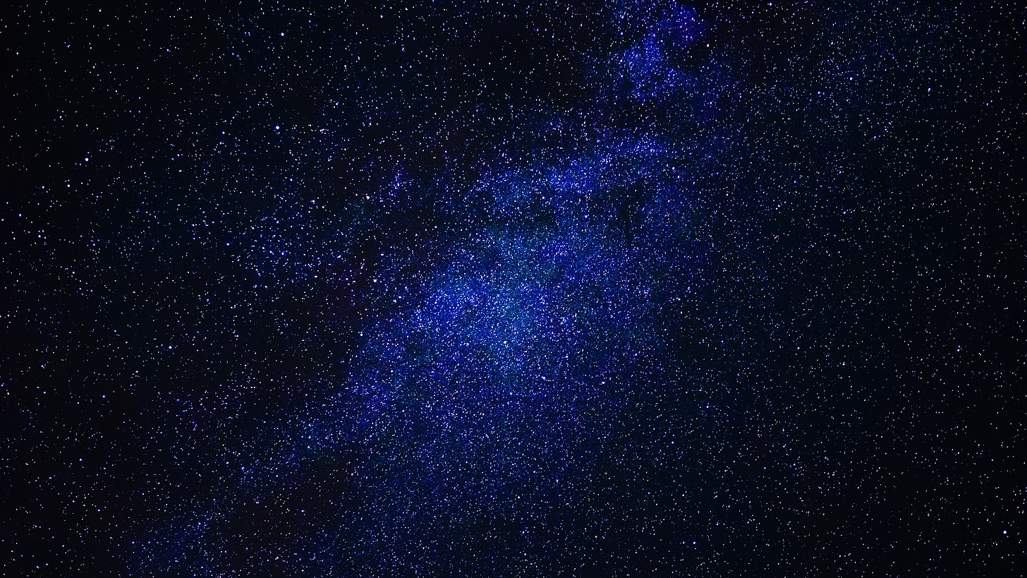 Imagem de céu noturno repleto de estrelas 