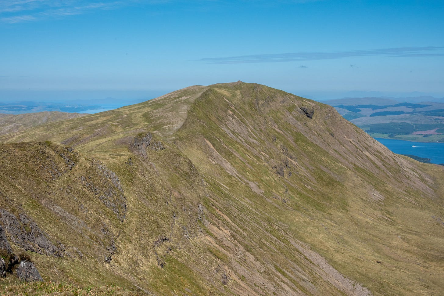 A lovely high-level traverse leads to Dun da Ghaoithe  © Felicity Martin