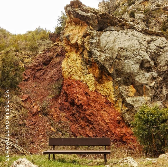La Manroia, una falla inversa complicada de descriure però d'una immensa bellesa. Una estructura geològica de quatre colors que trobareu al camí que porta per la vall del riu Queixigar fins el Congost de Ciscar des de Tolba. Montsec de l’Estall. Ribagorça d’Osca, Aragó.