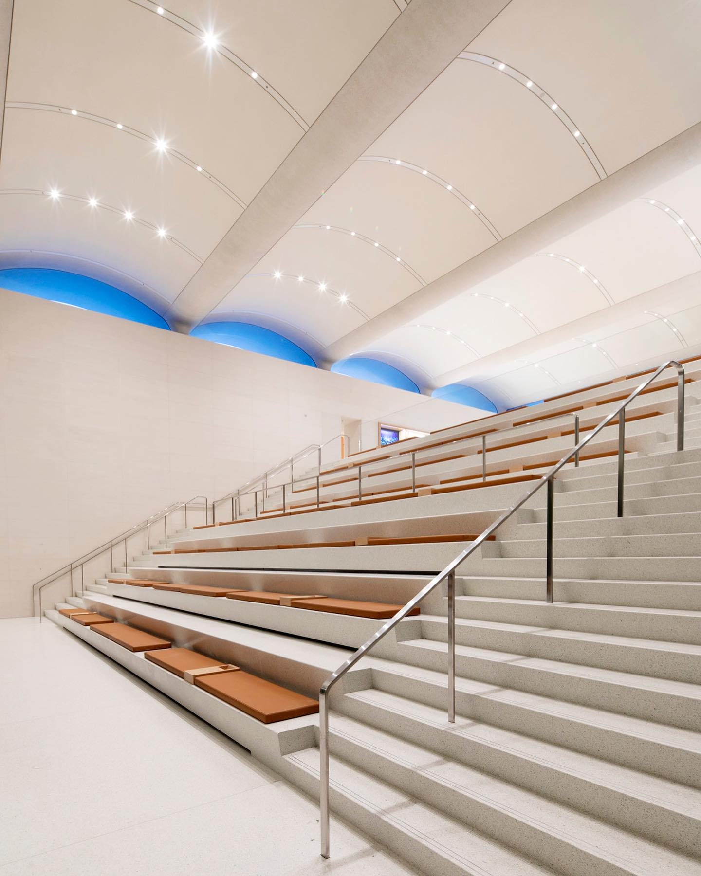 Leather benches fill the brightly-lit amphitheater at Apple Aventura.