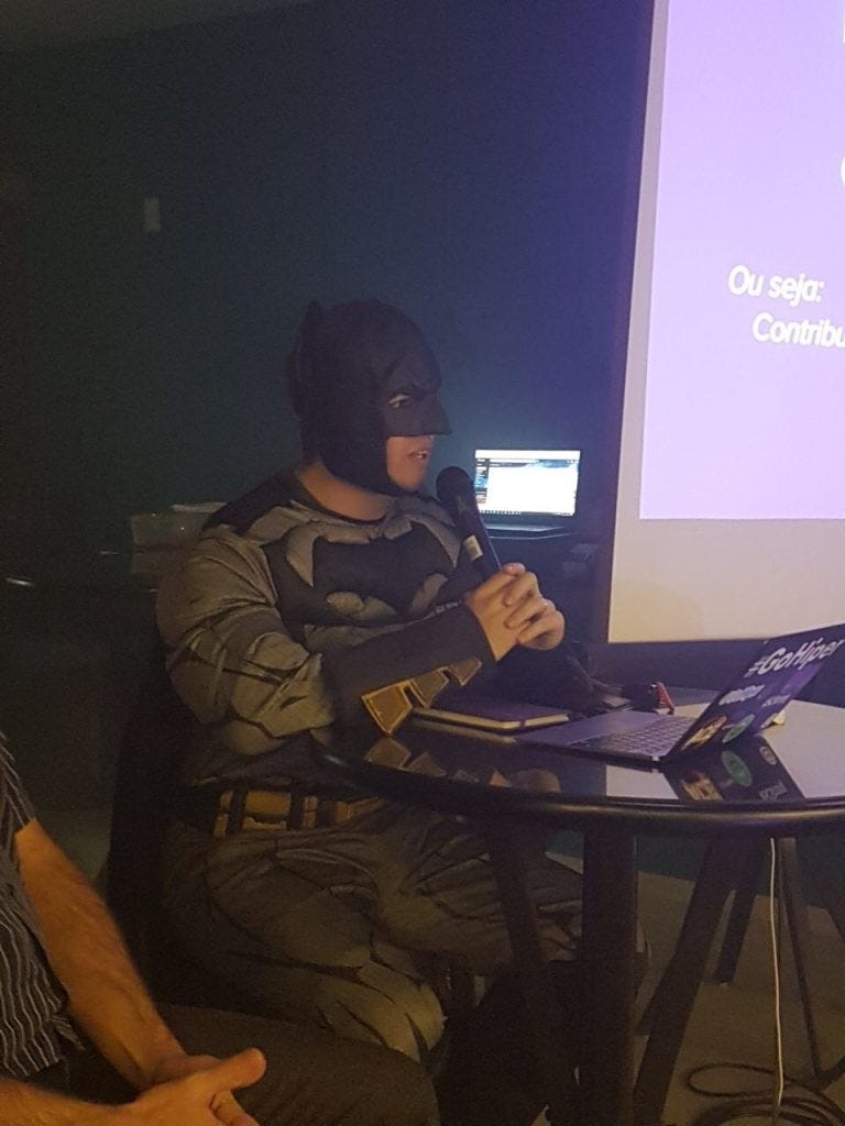 Tiago vestido de Batman na Hiper