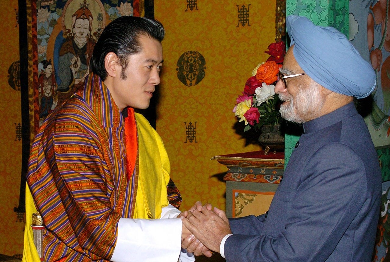 File:The Prime Minister, Dr. Manmohan Singh meeting with the King of Bhutan,  H.M. Jigme Khesar Namgyel Wangchuck, at Bhutan on May 16, 2008.jpg -  Wikimedia Commons