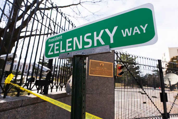 Cartel en la calle que conecta con la Embajada rusa en Washington 