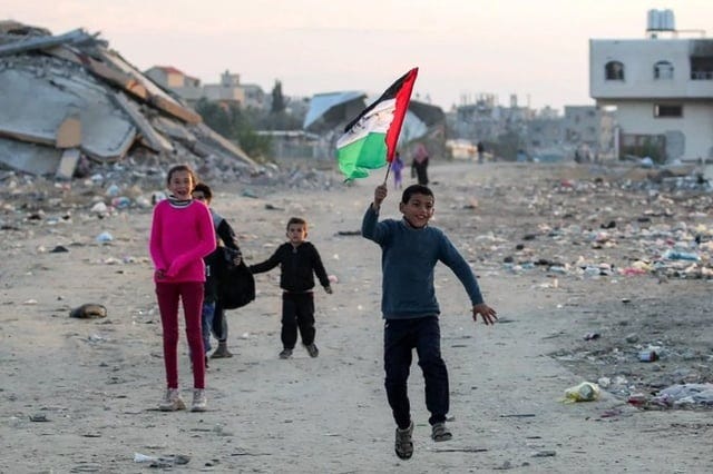 r/Palestine - Palestinians celebrate and head back to their hometowns in Gaza after the ceasefire came into effect.