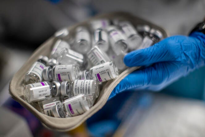 Une infirmière tient des flacons de vaccin AstraZeneca contre le Covid-19, le 9 avril 2021. 