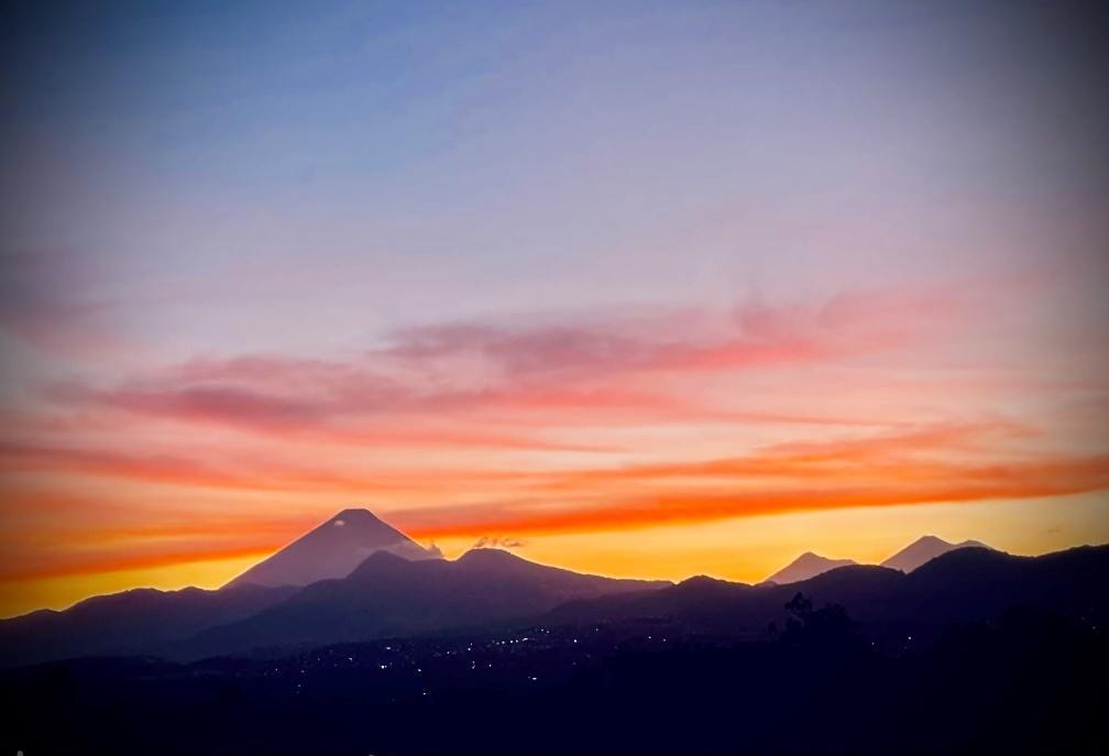 Un atardecer en una montaña

Descripción generada automáticamente