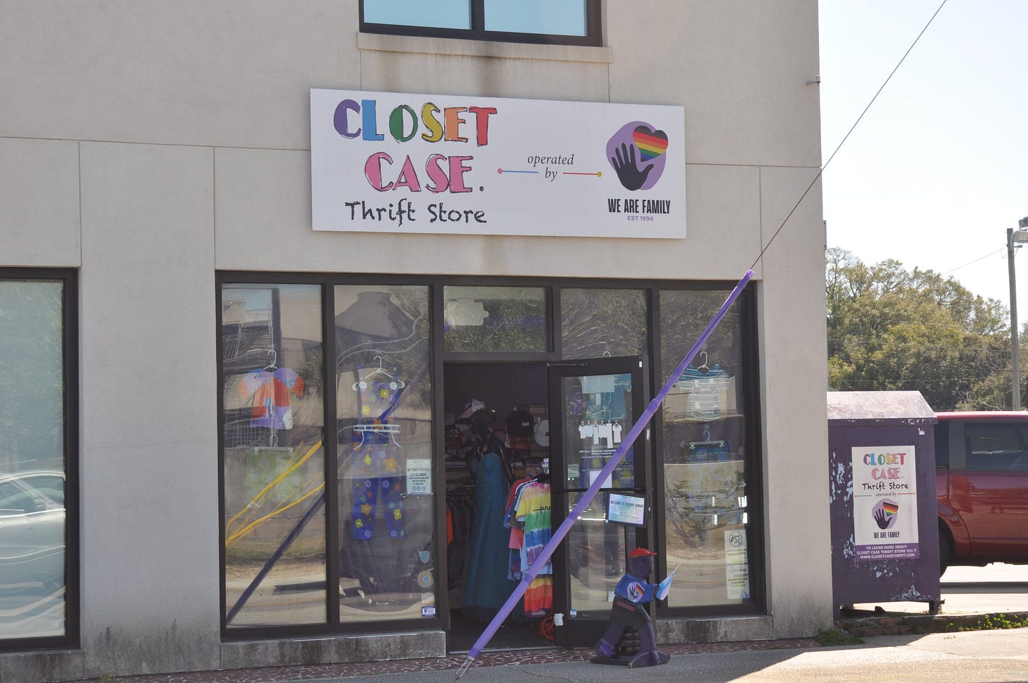 A photo of the front of Closet Case Thrift Store.