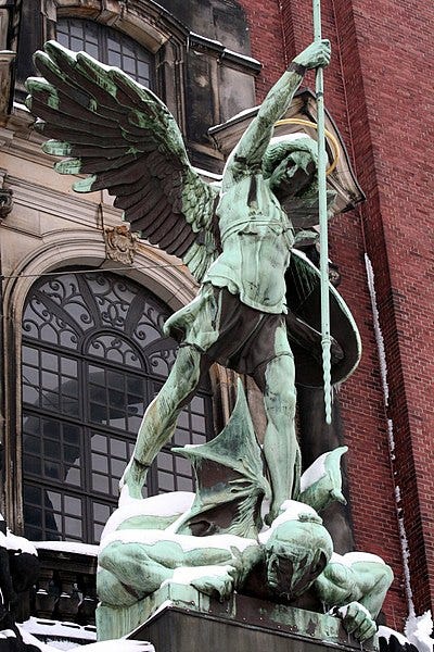 File:Erzengel Michael-Statue über dem Portal der St. Michaeliskirche Hamburg.jpg