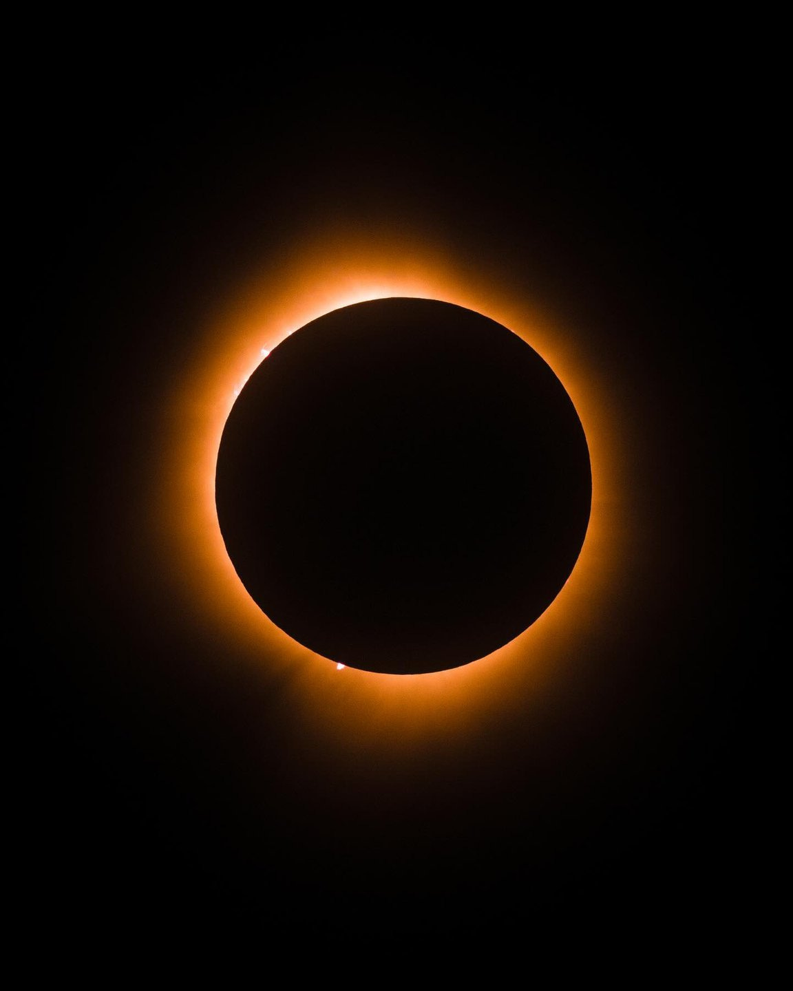 Photo by helloburlington, caption reads: Hello Eclipse 👋

📷: @localexplored 

#helloburlington #burlingtoneclipse2024 #helloburlingtoneclipse #SolarEclipse2024