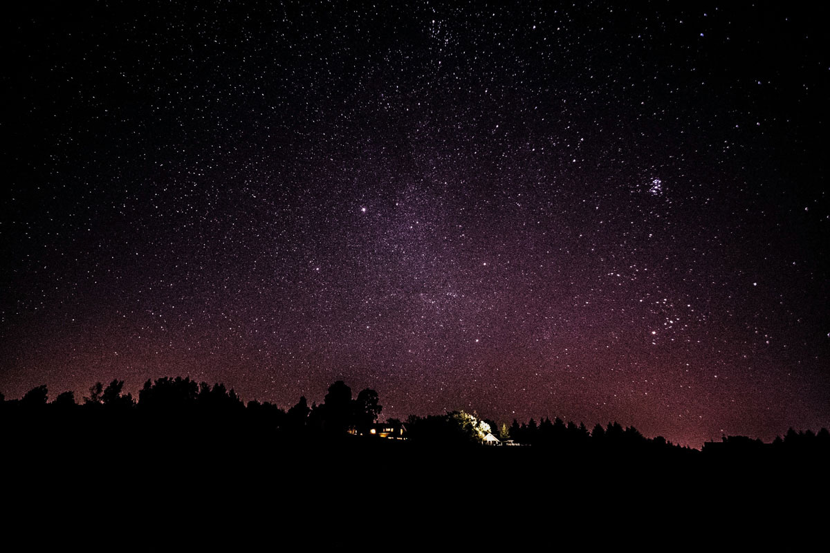 Imagem de um céu à noite cheio de estrelas.