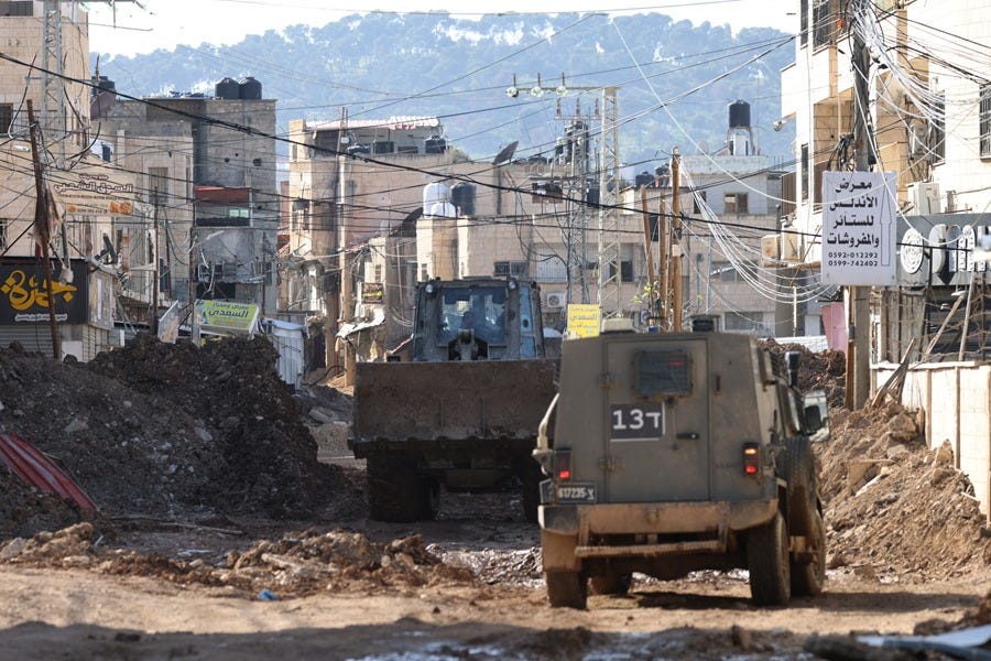 Vehículos del ejército israelí bloquean una carretera durante una operación militar israelí en la ciudad cisjordana de Yenín