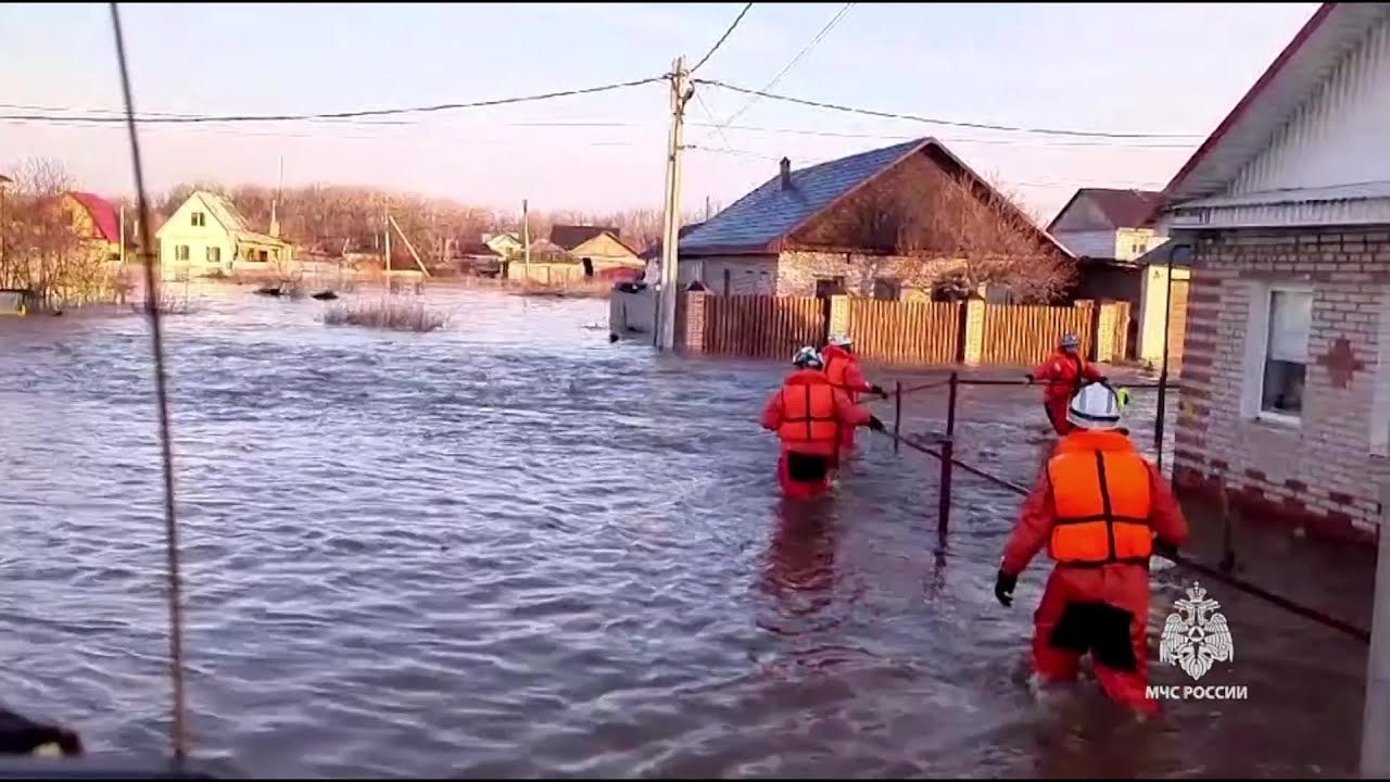 Casi 4.500 evacuados en Rusia por inundaciones por la rotura de una represa  en los Urales | AFP