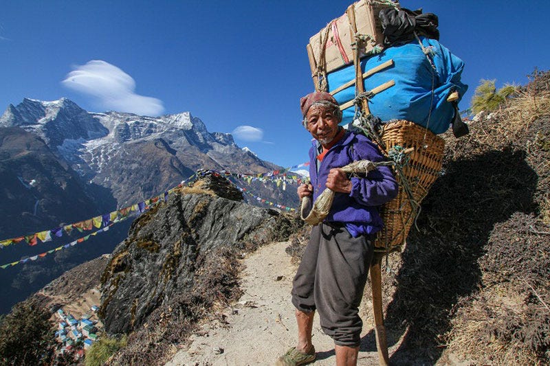 Sherpas: Quem são as pessoas que ajudam aos montanhistas no Himalaia