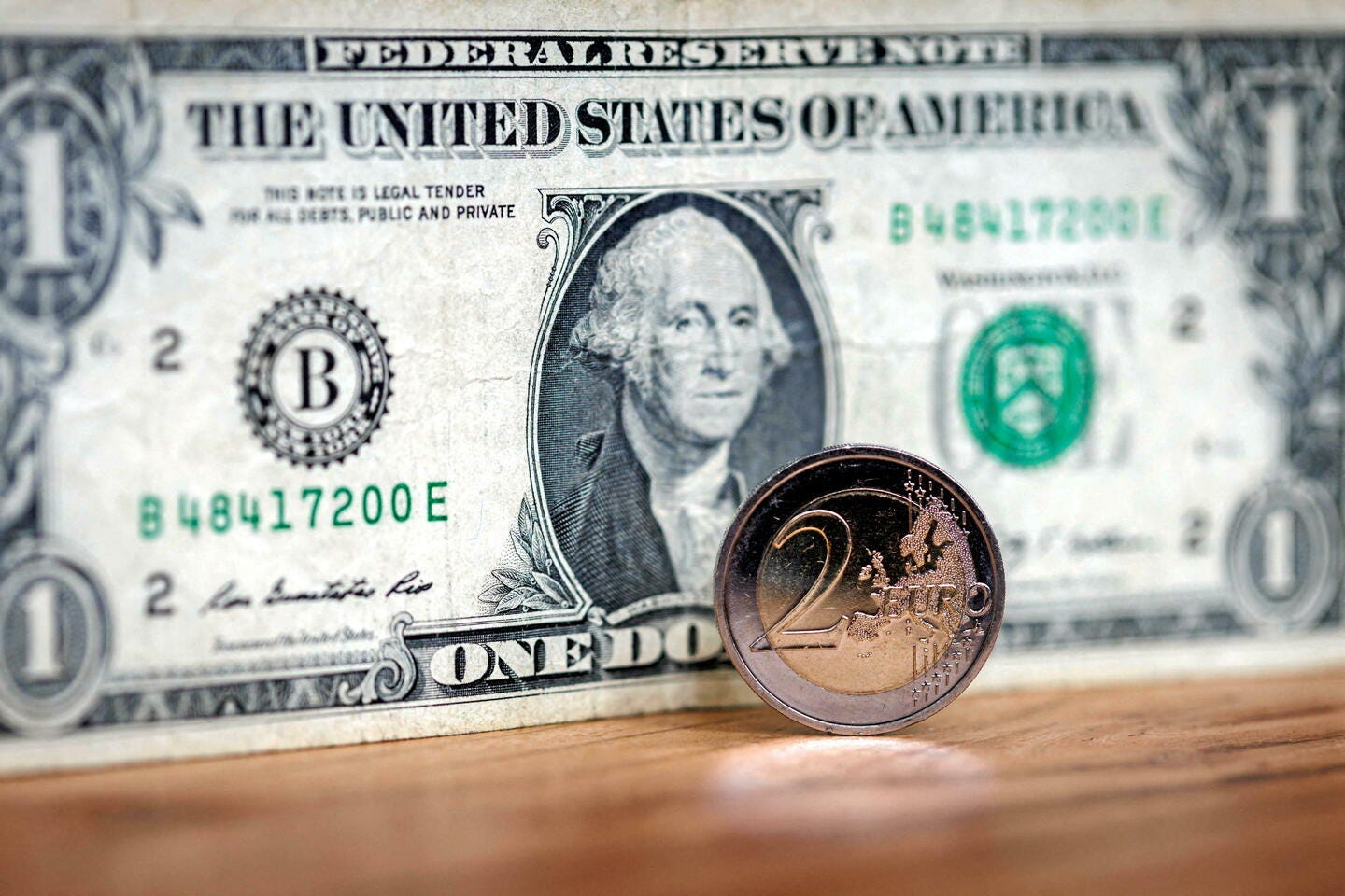 Le dollar et l'euro, monnaies dominantes du commerce extracommunautaire