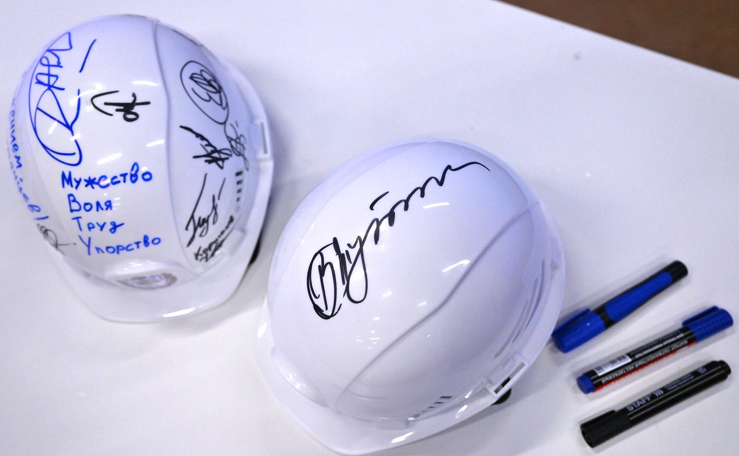 Vladimir Putin signed on the Bauman engineering helmet. Photo: Kristina Kormilitsyna, Rossiya Segodnya International Information Agency