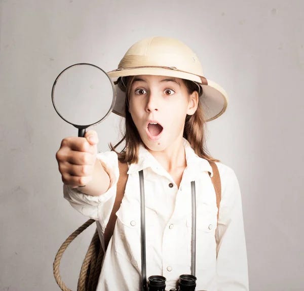 Little explorer looking through magnifying glass — Stock Photo, Image