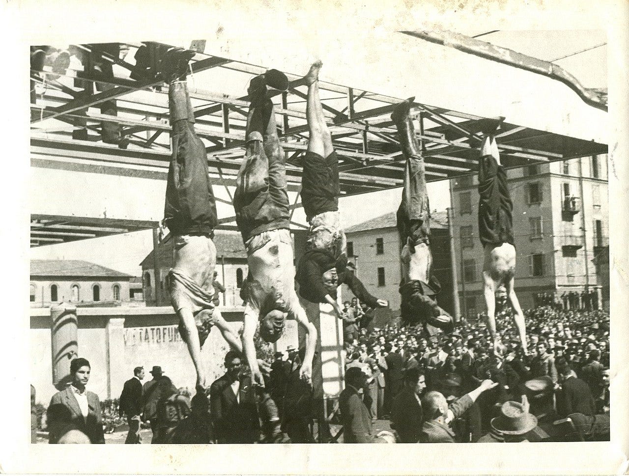 File:Mussolini e Petacci a Piazzale Loreto, 1945.jpg - Wikipedia