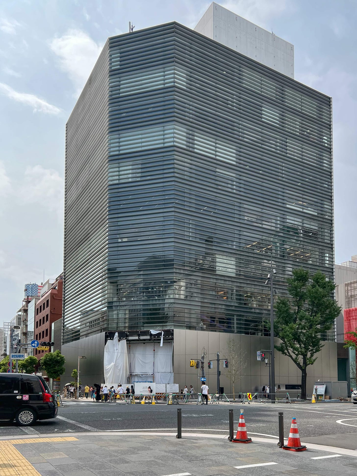 Construction progress on the exterior of Apple Shinsaibashi.