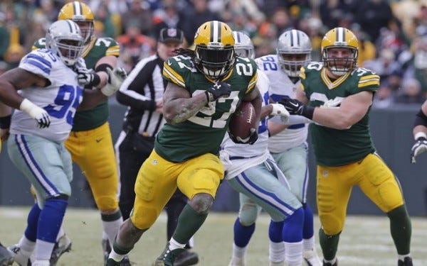 packers eddie lacy runs from cowboys nfl game 2015