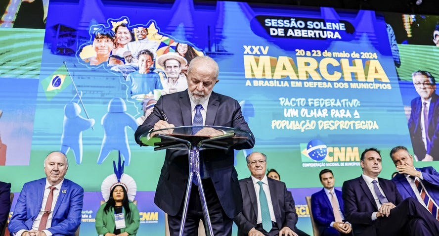 Lula é vaiado durante Marcha dos Prefeitos em Brasília