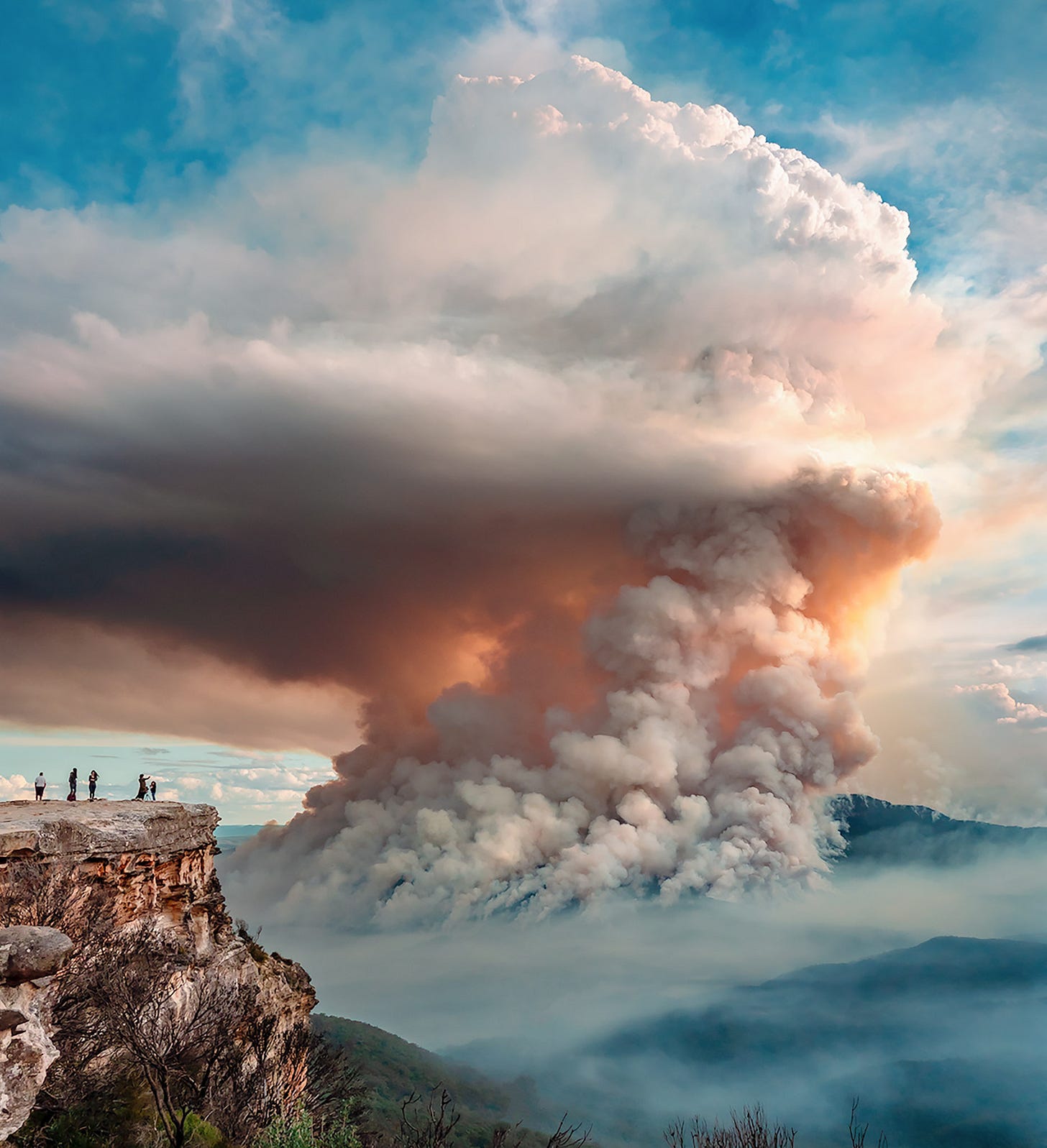 Photograph of a big, spectacular prescribed burn in the Blue Mountains, NSW, Australia, taken by Emanuel Conomos