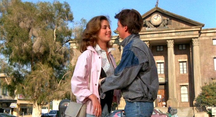Marty spotyka Jennifer. W filmie jest rok 1985. W rzeczywistości też. Gmach sądu po raz pierwszy z nadbudówką z uszkodzonym zegarem, który wskazuje godzinę 10:04.