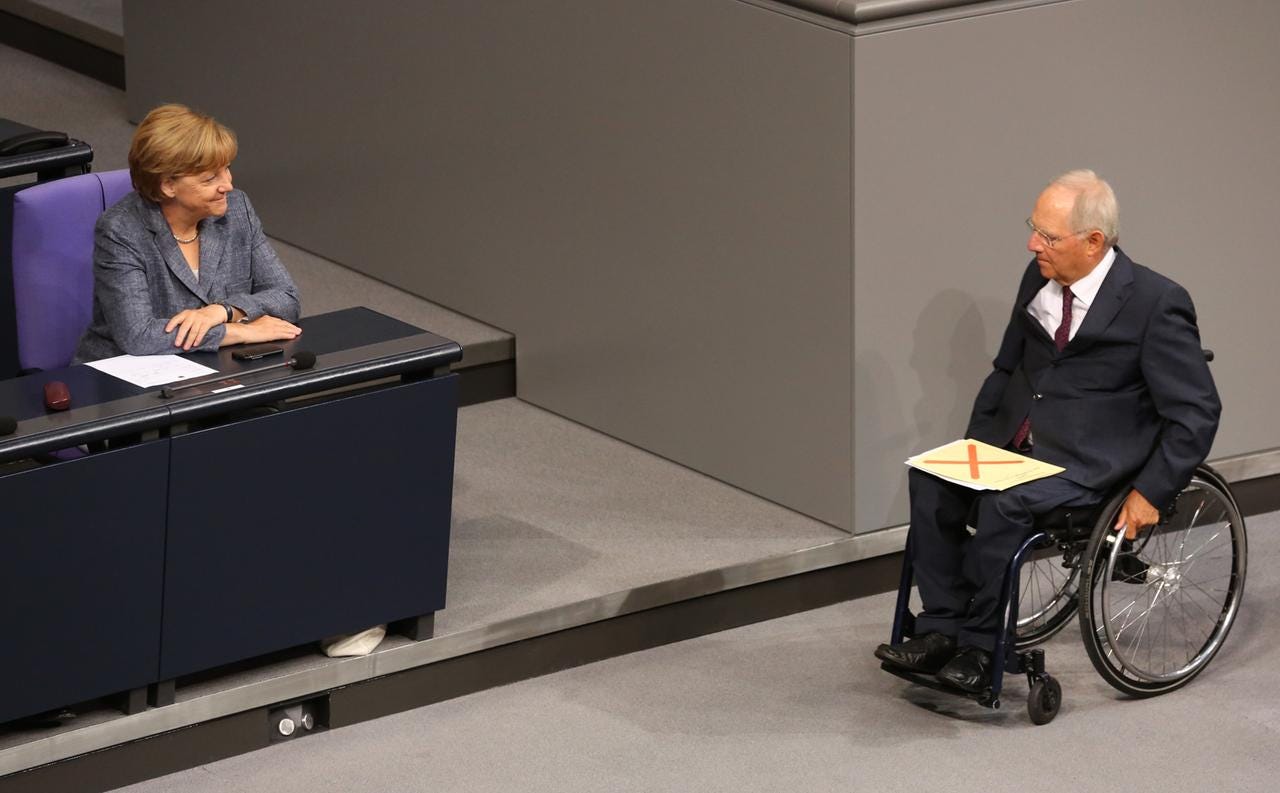 Finanzminister Wolfgang Schäuble und Bundeskanzlerin Angela Merkel (beide CDU) sehen sich nach Schäubles Rede am 19.08.2015 in Berlin im Bundestag an. In einer Sondersitzung stimmen die Abgeordneten über neue Milliardenhilfen für Griechenland ab. Foto: Wolfgang Kumm/dpa ++