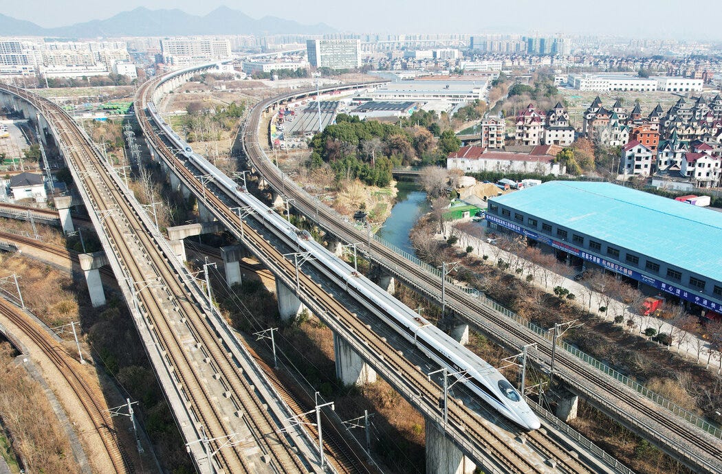 一月份在中国杭州运行的高速列车，该市三条高铁列车线路将于下月提高票价。