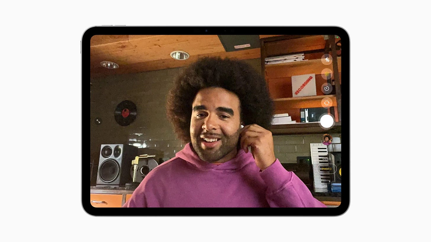 Usando los AirPods 4 para activar la grabación de vídeo en un iPad, y enviar audio desde sus micrófonos con alta calidad Usando los AirPods 4 para activar la grabación de vídeo en un iPad, y enviar audio desde sus micrófonos con alta calidad