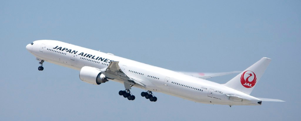 Boeing Japan Airlines 777- 300 taking off, condenssation, … | Flickr