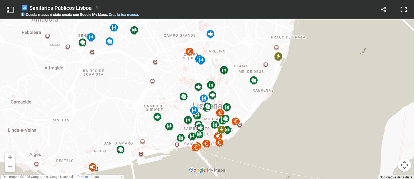 Una mappa di Lisbona intitolata "Sanitários Públicos Lisboa" con vari indicatori: icone di persone verdi e blu che indicano i bagni pubblici, e simboli di euro arancioni che potrebbero indicare bagni a pagamento o altri servizi. La mappa mostra diverse zone della città come Reboleira, Campo Grande, Marvila, e Bairro da Boavista. Il fiume Tejo è visibile sul lato destro. 