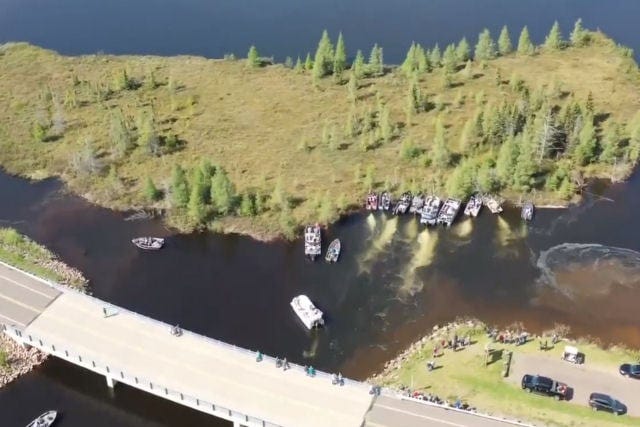 A gigante ilha flutuante do Lago Chippewa tem que ser empurrada por barcos quase todos os anos. A gigante ilha flutuante do Lago Chippewa tem que ser empurrada por barcos quase todos os anos.