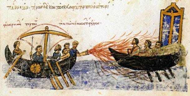 Imagen de un manuscrito iluminado, los Skylitzes de Madrid, que muestra el fuego griego en uso contra la rebelión de Thomas el Eslavo. El subtítulo sobre el barco de la izquierda dice: "la eet de los romanos incendiando la eet de los enemigos". Dominio público