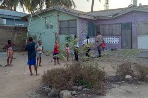 In Africa, as here in the Ghanaian capital Accra, many children grow up in compound buildings, where they are surrounded by many people speaking different languages, and such they experience a rich multilingual environment.