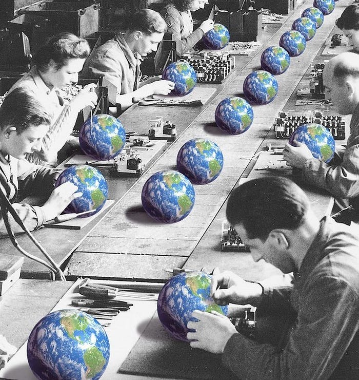 Imagem mostra uma esteira de montagem, com diversas pessoas sentadas de ambos os lados, instalando componentes em objetos com a aparência de globos terrestres.
