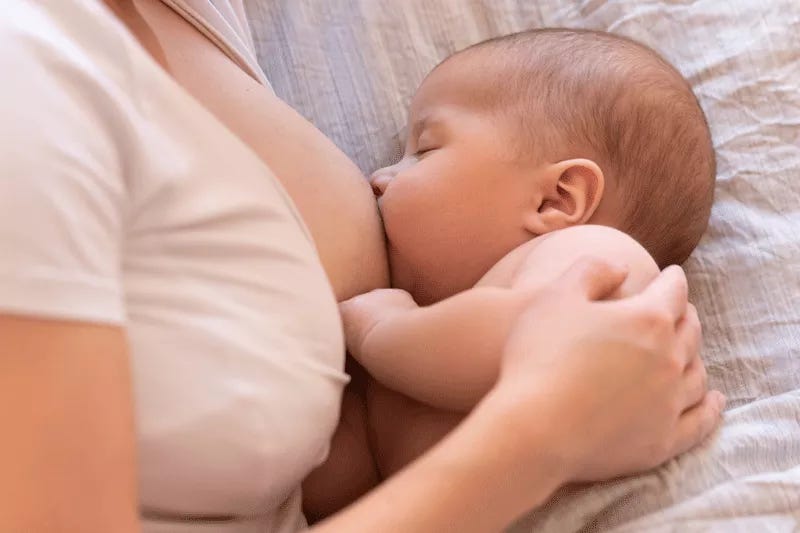 Allattare un neonato pigro: ecco i consigli su misura