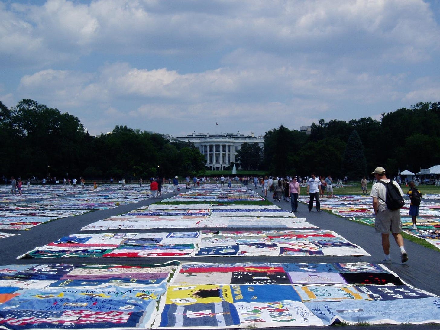 AIDS Quilt di fronte alla Casa Bianca. Credit: Scott Chacon / Flickr. Licenza: CC BY-SA 2.0. 