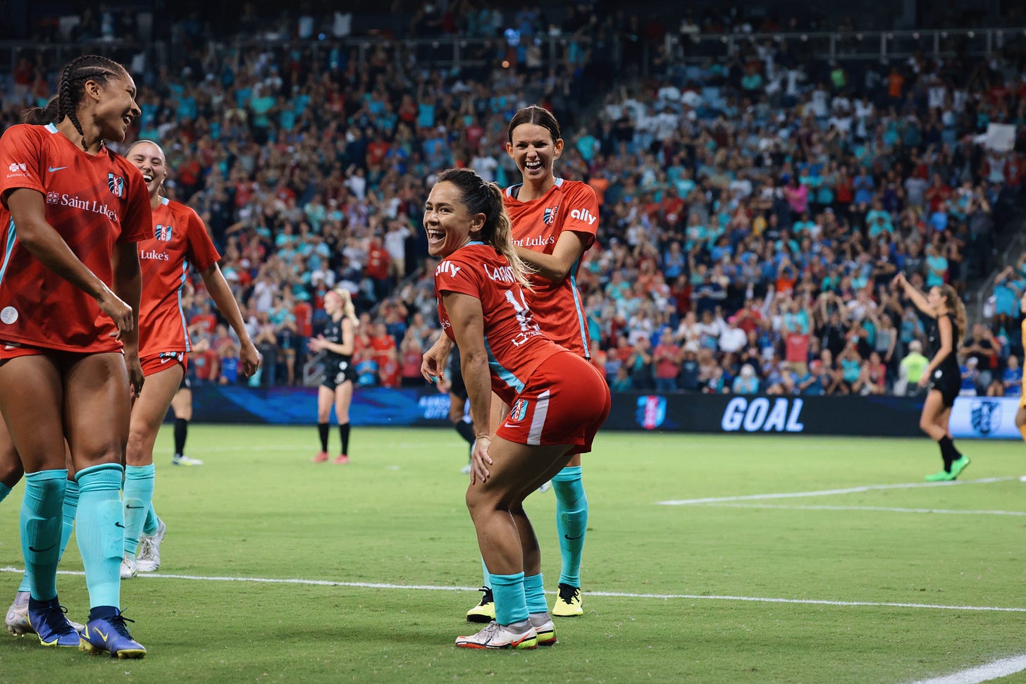 Hilarious Lo'eau LaBonta Celebration Twerk Goes Viral