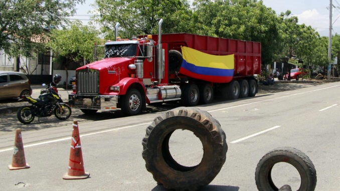 Fotografía del 3 de septiembre de 2024 de un camión con la bandera de Colombia está estacionado en una vía bloqueada. EFE/ Mario Caicedo
