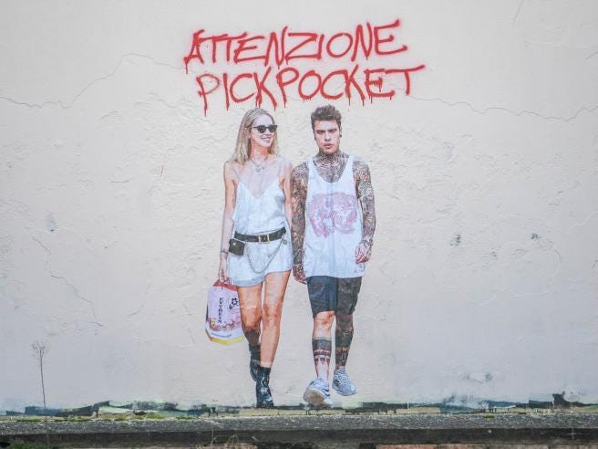 Chiara Ferragni, il murale a Padova insieme a Fedez: «Attenzione  Pickpocket» con il pandoro in mano | Corriere.it