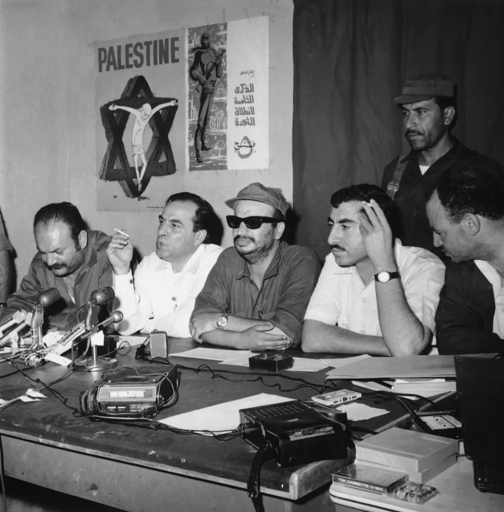 Arafat al centro durante una riunione della presidenza dell'OLP nel 1969