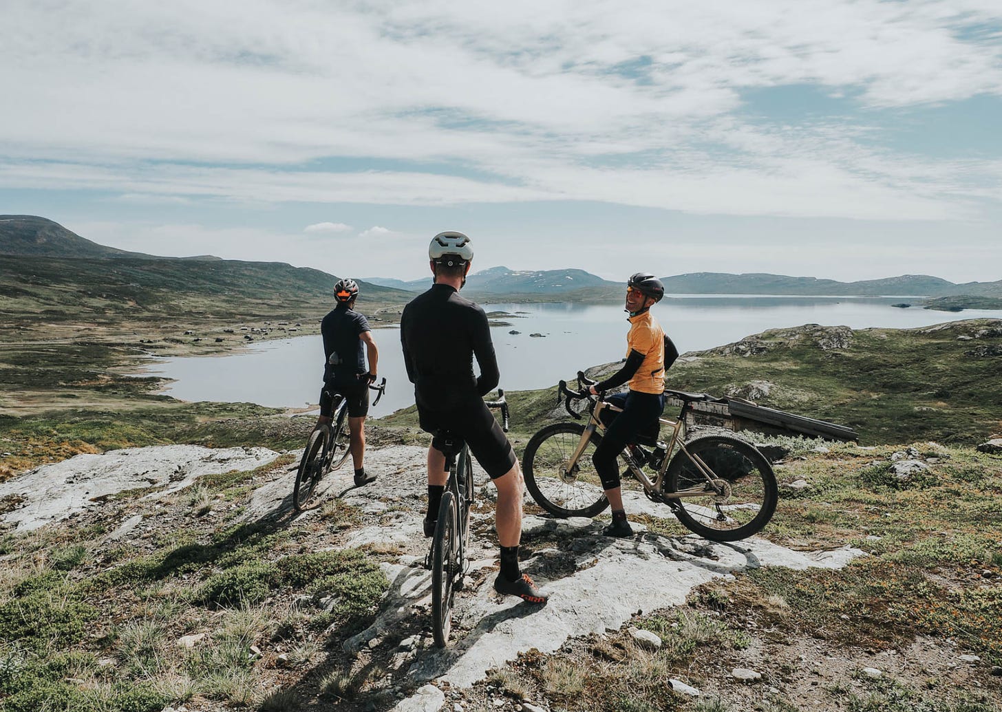 3 cyclistes dans un fjord