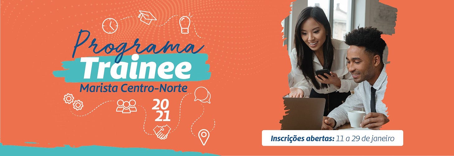 Programa Trainee Marista Centro-Norte 2021. Inscrições abertas: 11 a 29 de janeiro. Ilustrações na cor branca de relógio de parede, capelo de formatura, lâmpada, balões de conversa, entre outros, em fundo laranja. Foto de uma jovem de traços asiáticos e cabelos longos e lisos em pé apontando para tela de notebook ao lado de rapaz negro sentado diante da tela segurando xícara de café.